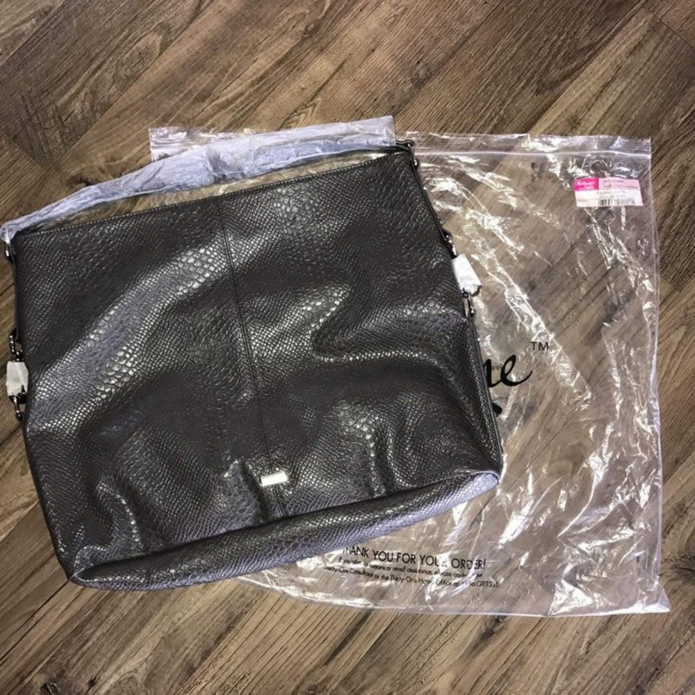 NIB ThirtyOne Fashion Games Bag/Purse in City Charcoal snake